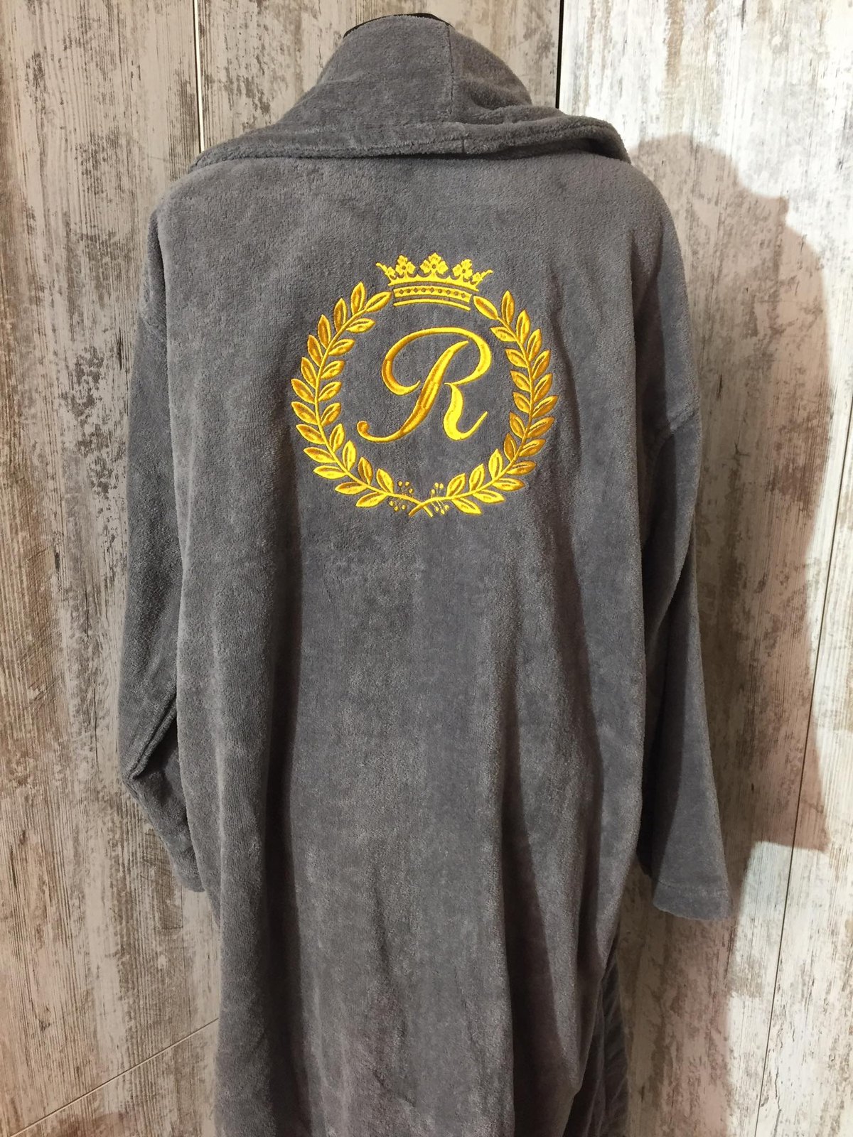 Chalatas su monograma „R"