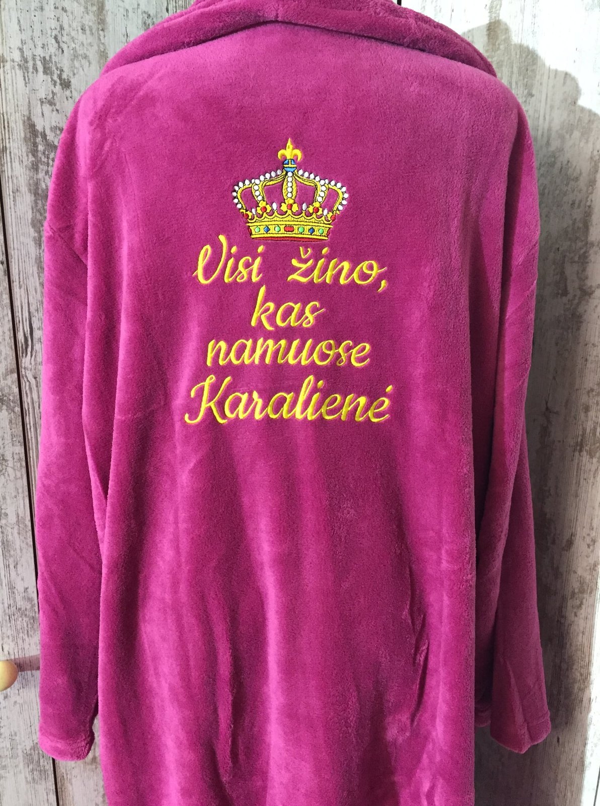 „Visi žino, kas namuose Karalienė"